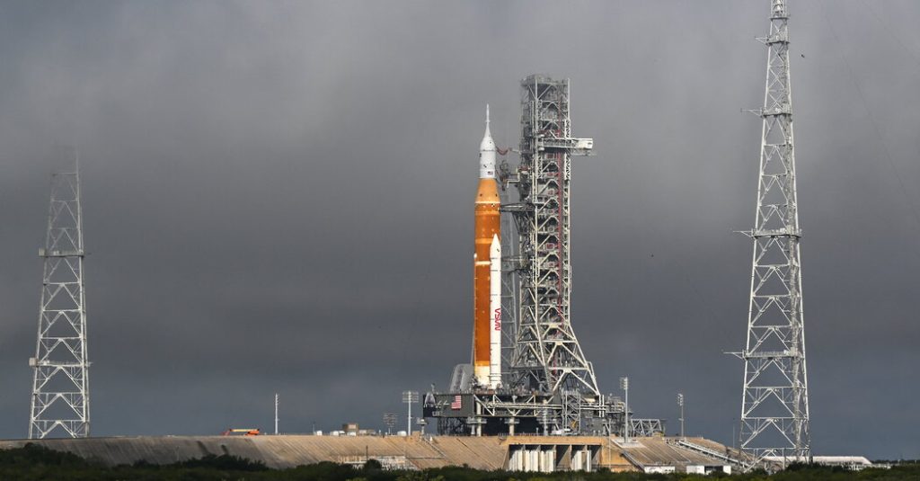 NASA akan memindahkan roket bulannya dari landasan peluncuran untuk perbaikan
