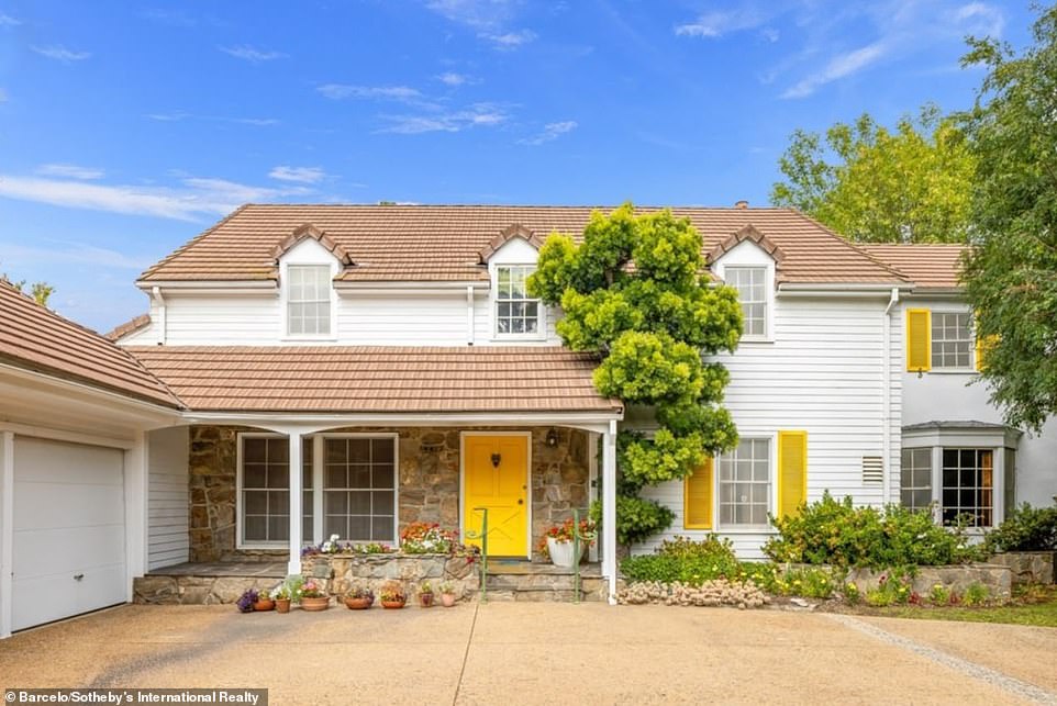 Dijual: Rumah Betty White di lingkungan Brentwood di Los Angeles telah disiapkan seharga $ 10,575 juta, menurut Los Angeles Times.  Dia meninggal di rumah pada Malam Tahun Baru 2021, lebih dari dua minggu sebelum ulang tahunnya yang ke-100