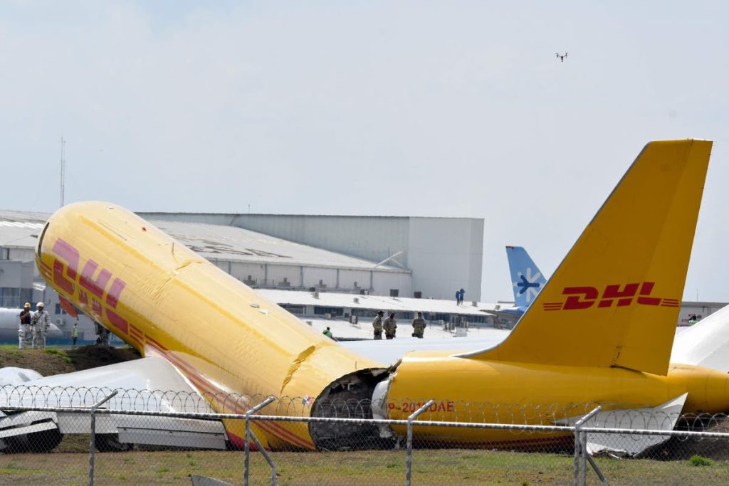 Pesawat kargo DHL jatuh menjadi dua saat melakukan pendaratan darurat di bandara Kosta Rika