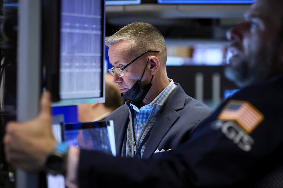Pedagang bekerja di lantai New York Stock Exchange (NYSE) di New York City, AS, 14 April 2022. REUTERS/Brendan McDermid