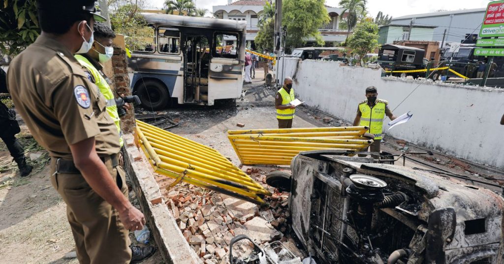 Sri Lanka memberlakukan jam malam setelah presiden menyatakan keadaan darurat