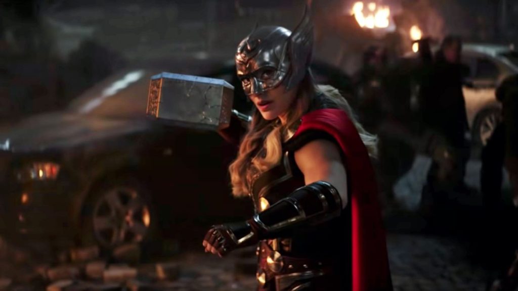 Thor: Love and Thunder menampilkan Jane Foster dari Natalie Portman mengambil palu