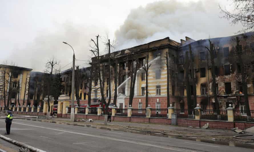 Petugas pemadam kebakaran menurunkan selang di gedung yang terbakar di Institut Penelitian Pusat Angkatan Pertahanan Udara di kota Tver, Rusia.