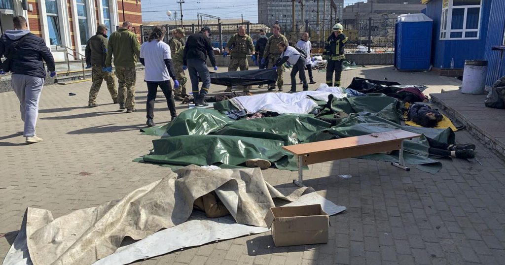 Ukraina mengatakan sedikitnya 52 orang tewas dalam serangan rudal Rusia di stasiun kereta Kramatorsk
