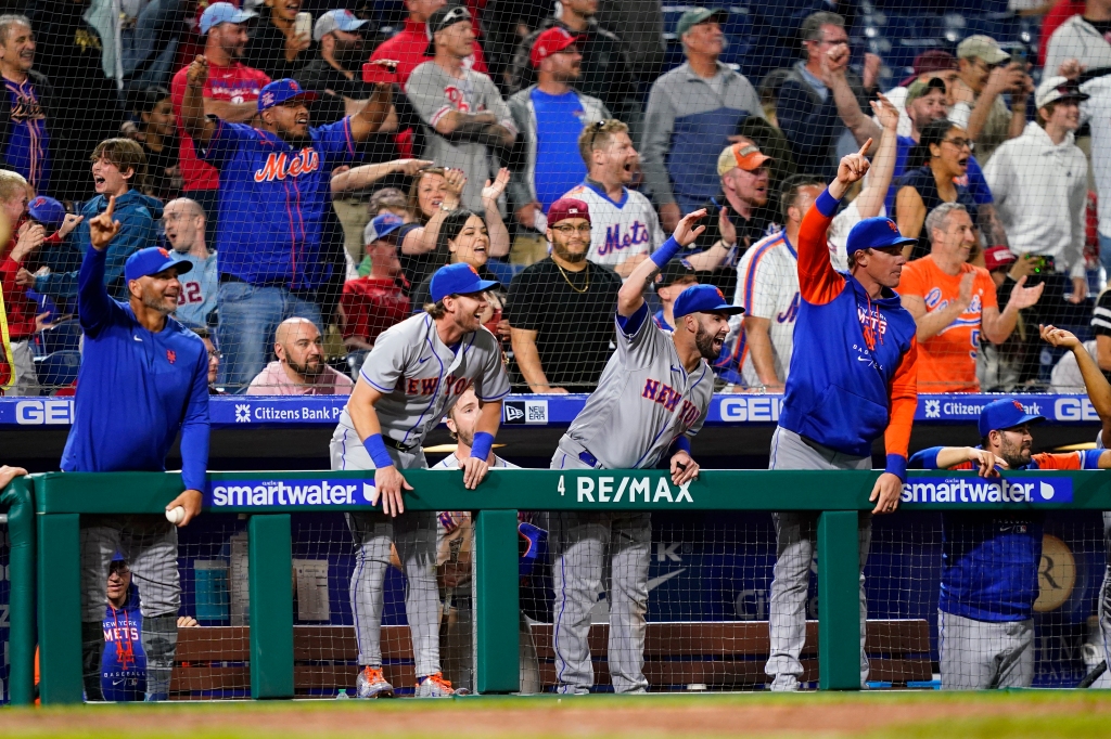 Mets merayakan di ruang istirahat selama reli inning kesembilan mereka.