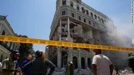 Havana Saratoga Hotel, terlihat mengalami kerusakan parah setelah ledakan hari Jumat.