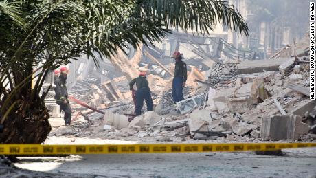 Petugas penyelamat menyisir puing-puing untuk mencari korban ledakan hotel Saratoga di Havana pada hari Jumat.