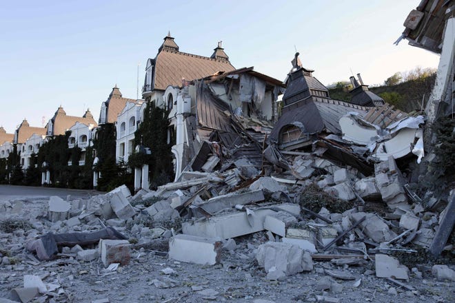 Pemboman Rusia menghancurkan hotel pantai ini di kota Odessa, Ukraina.  (Foto oleh Oleksandr GIMANOV / AFP) (Foto oleh OLEKSANDR GIMANOV / AFP via Getty Images) ORG XMIT: 0 ORIG File ID: AFP_329P7YJ.jpg