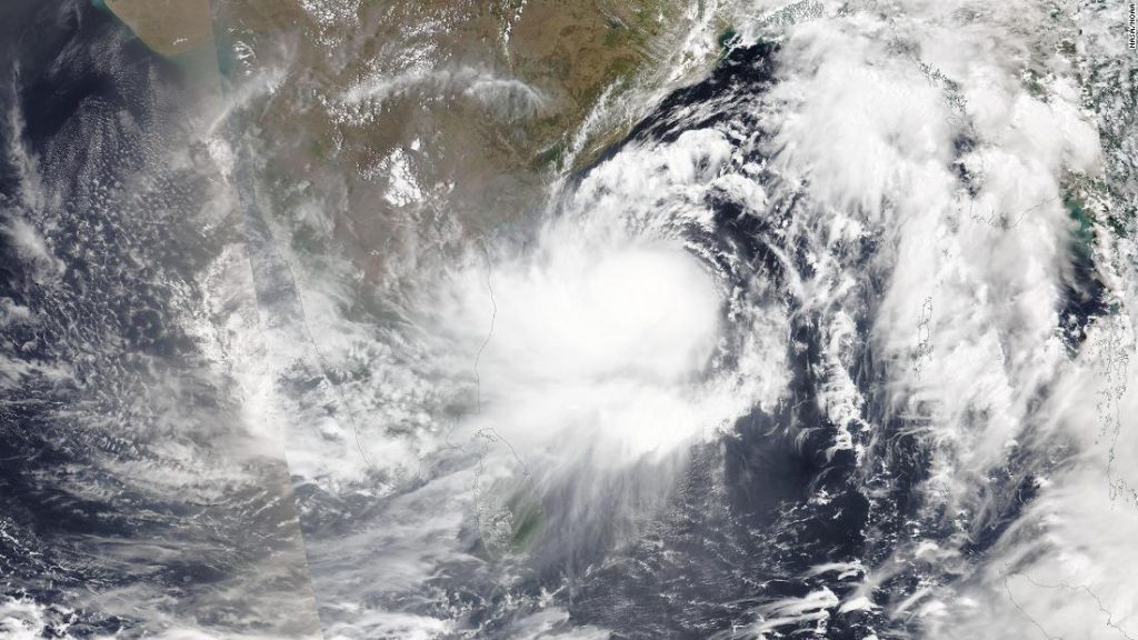 Topan Tropis Asani mengancam India timur saat gelombang panas brutal lainnya berlanjut di seluruh negeri