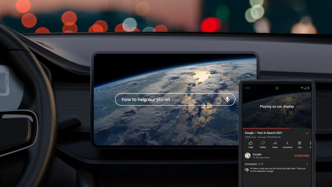 Layar konsol media mobil menampilkan Chromecast dari ponsel