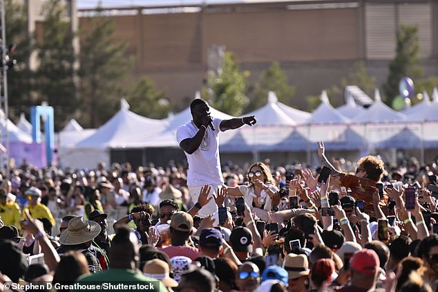 Ribuan penggemar hip-hop dan R&B menghadiri festival musik Sabtu malam, yang menampilkan artis seperti Akon