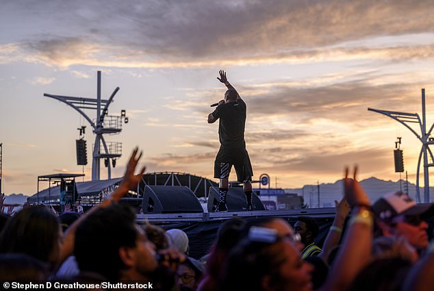 Ja Rule tampil saat matahari terbenam di Lovers and Friends Music Festival di Las Vegas Festival Grounds beberapa jam sebelum mulai berlari menuju pintu keluar