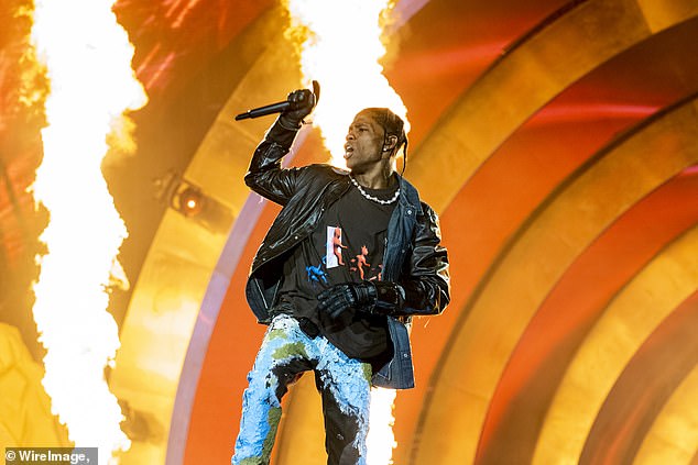 Rapper Travis Scott mendapat kecaman setelah dia terus tampil di Festival Musik Astroworld ketika melonjaknya jumlah penonton menyebabkan ratusan cedera - dan akhirnya 10 kematian.
