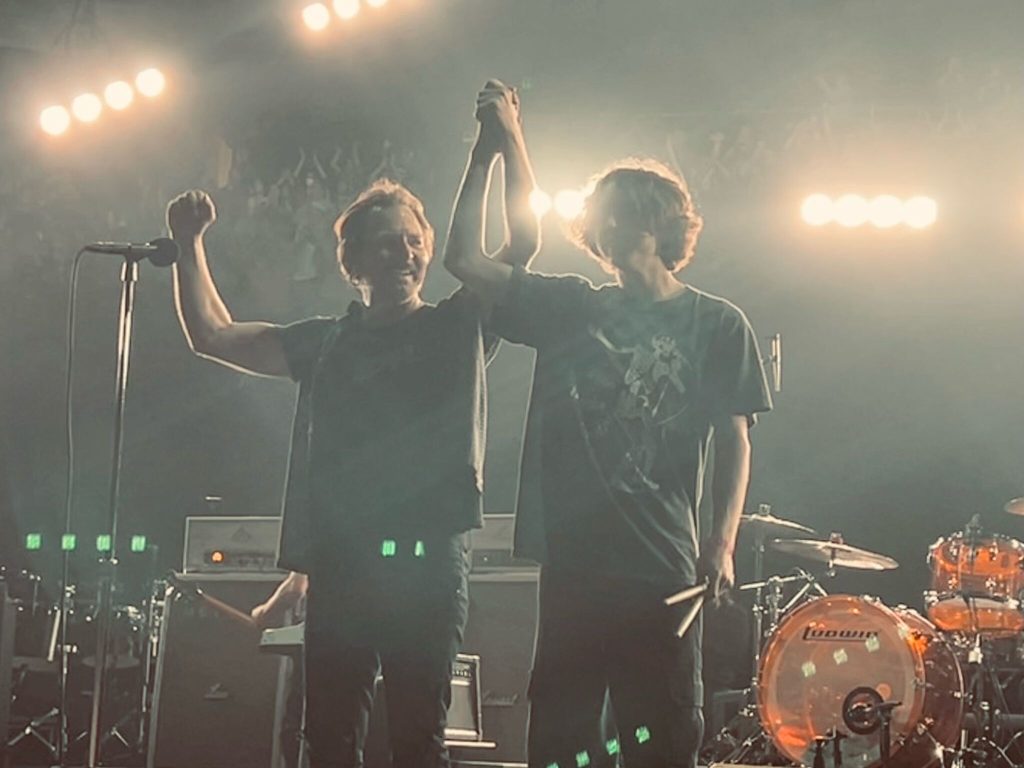 Seorang remaja Bay Area mengisi peran drummer Pearl Jam di Auckland Show