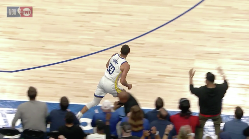 Steve Curry dari Warriors terbang di atas nampan pelayan menuju akhir babak pertama melawan Mavericks