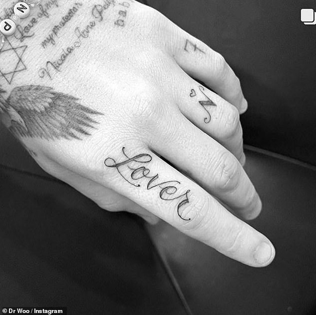 Tato baru: Putra David dan Victoria Beckham mendapat tato lagi pada bulan Desember, memilih untuk menaruh tinta di jari telunjuknya 