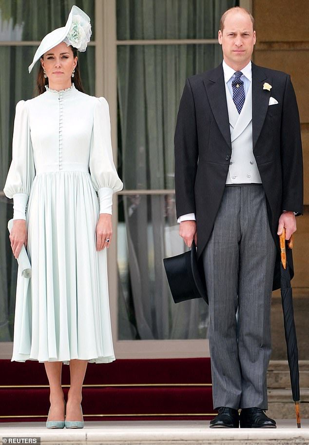 Duchess, 40, menjadi tuan rumah pesta kebun bersama suaminya Pangeran William, 39, dan pasangan itu membela Ratu.
