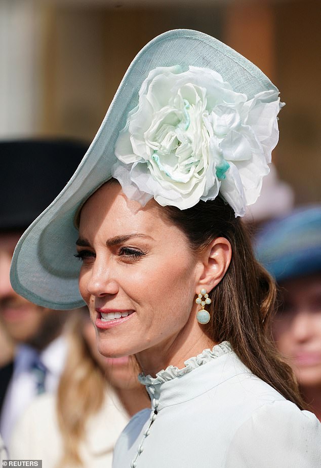 Kate Middleton digambarkan mengenakan sepasang anting-anting aquamarine seharga £ 140 di pesta kebun di Istana Buckingham kemarin (foto)