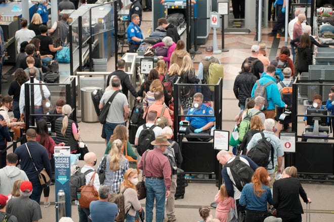 Penumpang berbaris melalui pos pemeriksaan keamanan utara di terminal utama Bandara Internasional Denver, Kamis, 26 Mei 2022, di Denver.