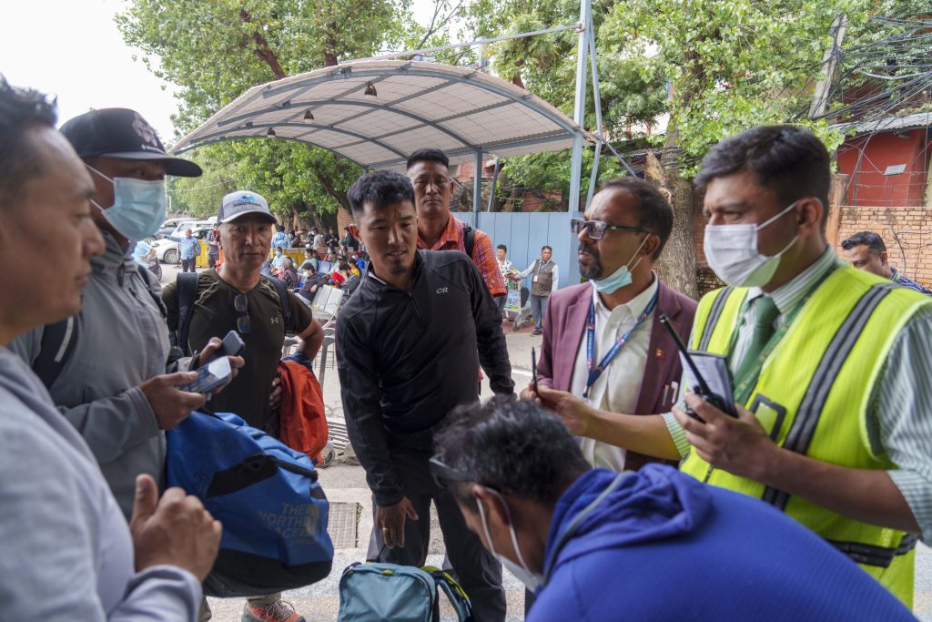 Bangkai pesawat dengan 22 penumpang ditemukan di pegunungan Nepal