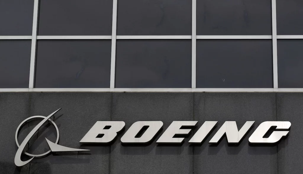 Boeing memindahkan kantor pusatnya dari Chicago ke Arlington, Virginia.