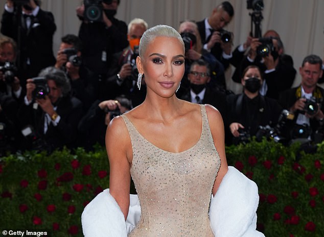 Kim Kardashian menurunkan asupan kalorinya dan melakukan lari harian agar dia bisa mengenakan gaun Marilyn Monroe di Met Gala (foto).  Pakar nutrisi memperingatkan terhadap rencana ini