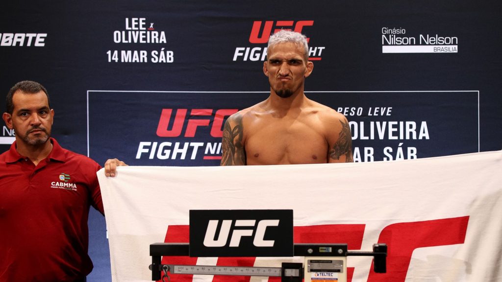 Drama berat badan di UFC 274: Charles Oliveira kehilangan berat badan dalam pertarungan Justin Gaethje, kehilangan gelar kelas ringan