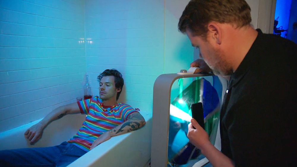 Harry Styles, Apartemen Penggemar Crash James Corden untuk Video 'Daylight'