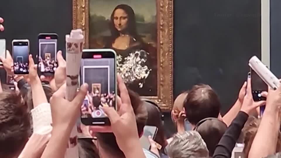 Mona Lisa diolesi krim oleh pria yang menyamar