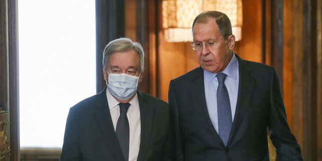Menteri Luar Negeri Rusia Sergei Lavrov, kanan, menyambut Sekjen PBB Antonio Guterres dalam pembicaraan di Moskow, Rusia, Selasa, 26 April.