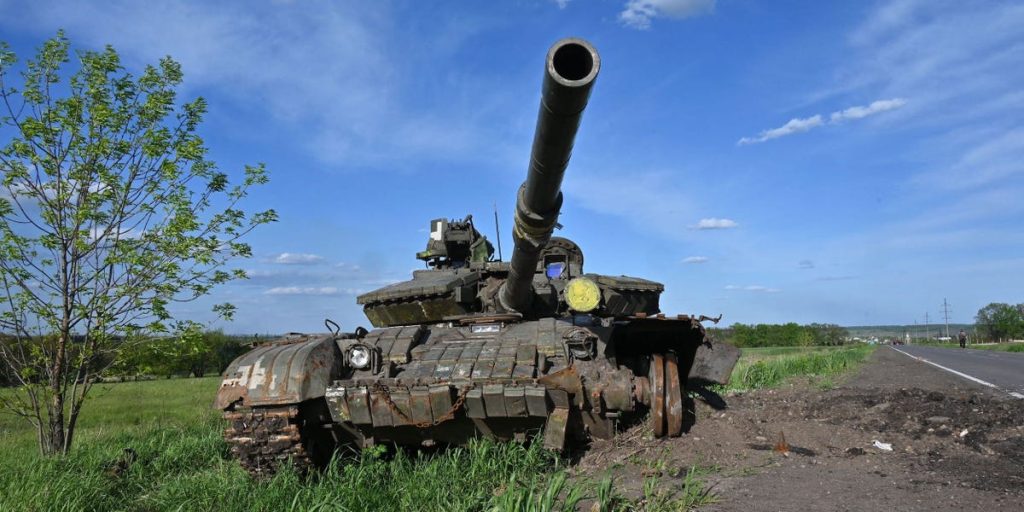 Pejuang sukarelawan Ukraina menggunakan tank yang disebut "Kelinci" melawan pasukan Rusia