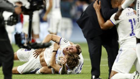 Para pemain Real Madrid merayakan di lapangan saat wasit meniup peluit akhir. 