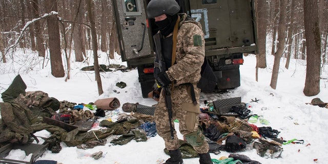 Seorang sukarelawan dari Pasukan Pertahanan Regional Ukraina memeriksa kendaraan militer yang hancur di pinggiran Kharkiv, kota terbesar kedua di Ukraina, pada Senin, 7 Maret 2022.