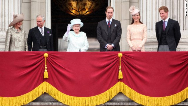 Keluarga kerajaan Inggris melambai ke kerumunan dari Istana Buckingham selama perayaan Diamond Jubilee pada tahun 2012.