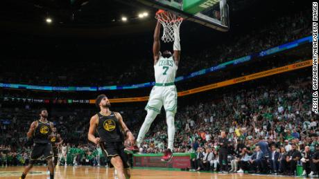 Brown mencetak 27 poin untuk Celtics.