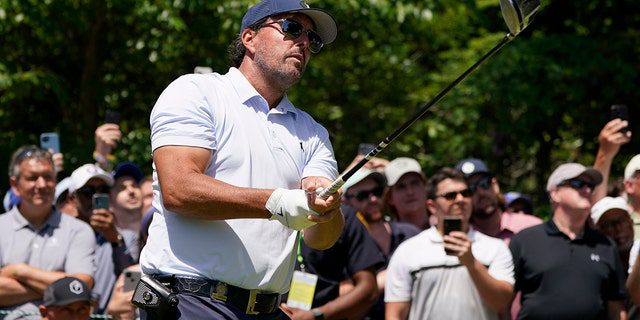 Phil Mickelson menyaksikan tembakannya di hole ke-15 saat sesi latihan untuk turnamen golf AS Terbuka di The Country Club, Rabu, 15 Juni 2022, di Brooklyn, Massachusetts.