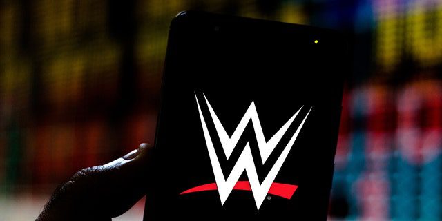 Dalam infografis ini ditampilkan logo World Wrestling Entertainment (WWE) di smartphone.