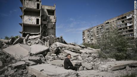 Seorang anak laki-laki duduk di reruntuhan sebuah bangunan yang terluka dalam serangan di Kramatorsk, sebuah kota di wilayah Donetsk.