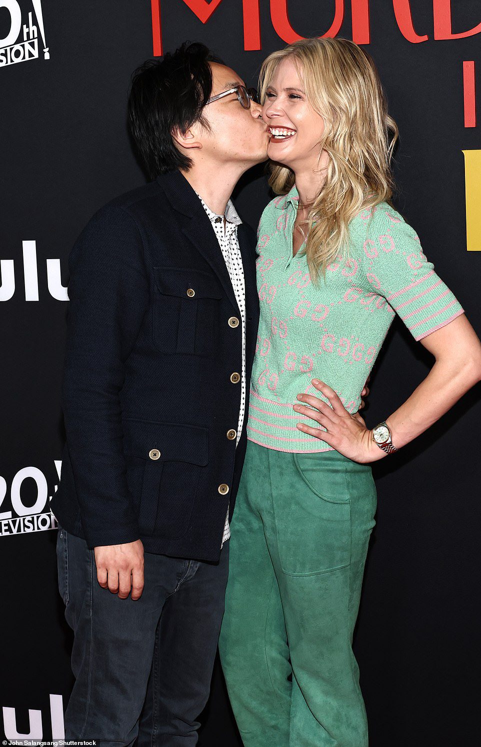 Ciuman: Jimmy O. Yang memberi pacarnya Bri Kimmel ciuman di pemutaran perdana 'Only Murders in the Building'