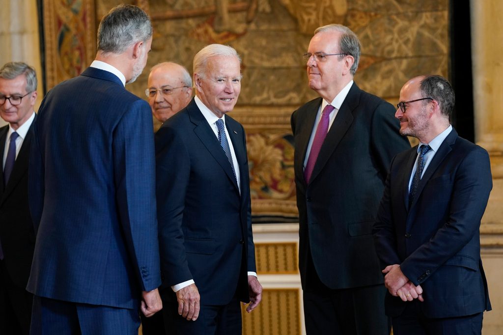 Presiden Joe Biden bertemu Raja Spanyol Felipe VI dan delegasi Spanyol di Istana Kerajaan di Madrid, Selasa, 28 Juni 2022.