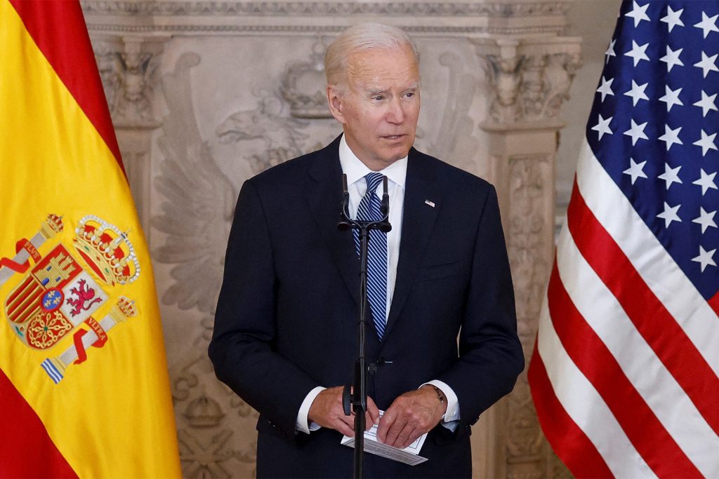 Presiden AS Joe Biden berbicara saat bertemu dengan Raja Spanyol Felipe VI di Istana Kerajaan sebelum KTT NATO di Madrid, Spanyol, 28 Juni 2022.
