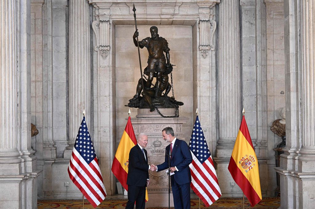 Raja Spanyol Felipe VI menerima Presiden Joe Biden di Istana Kerajaan di Madrid, Spanyol.
