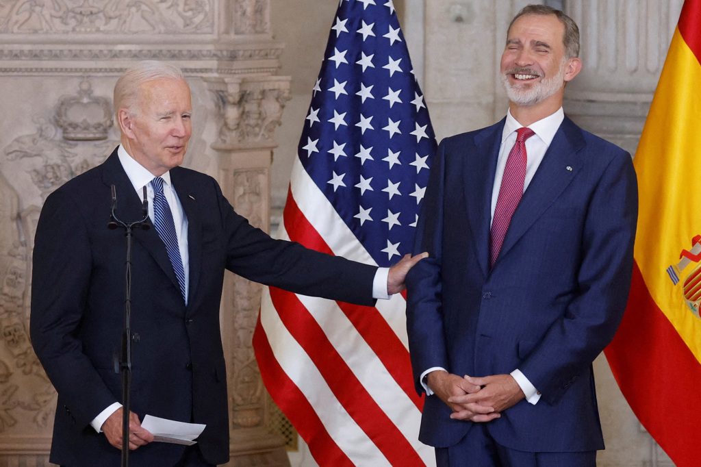 Raja Spanyol Felipe VI menertawakan lelucon yang jelas dari Presiden Joe Biden.