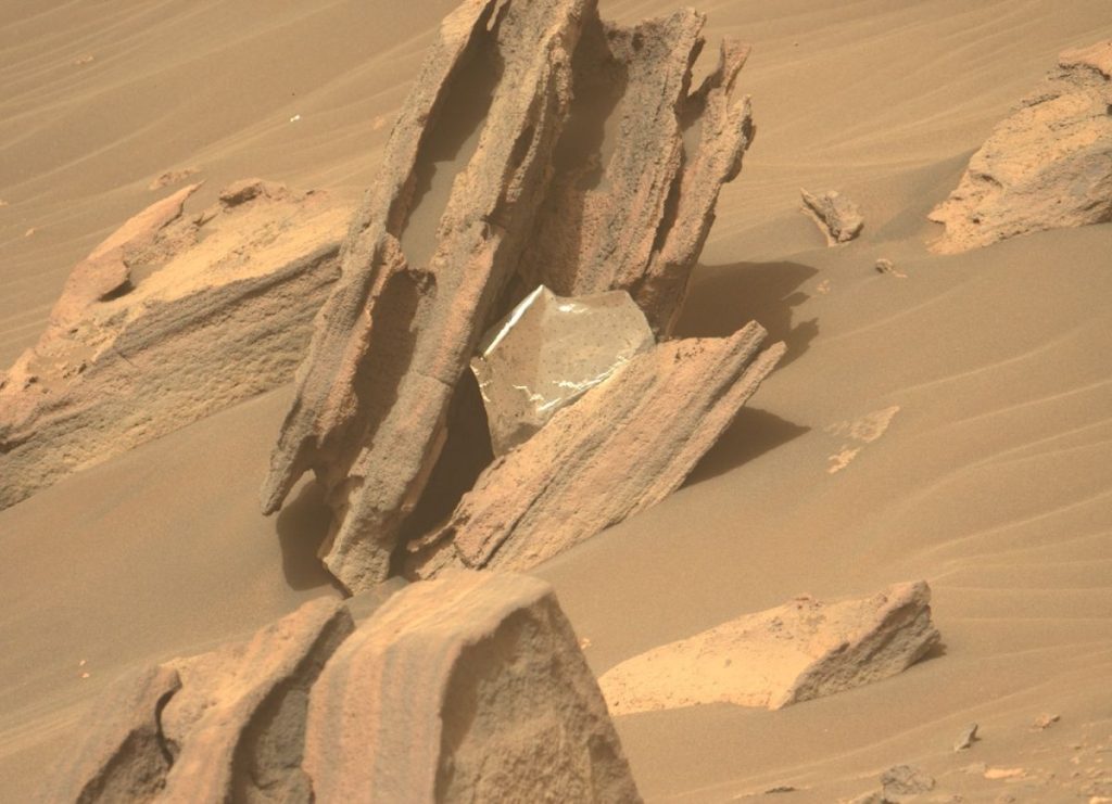 Bertekun di Mars memata-matai sepotong roda pendaratnya