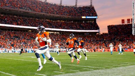 Denver Broncos menghadapi Los Angeles Chargers di Empower Field di Mile High November lalu. 