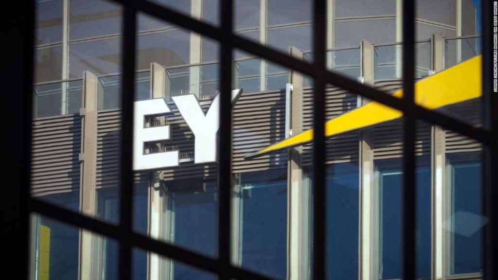 Ernst & Young didenda $100 juta setelah karyawan menyontek dalam ujian CPA