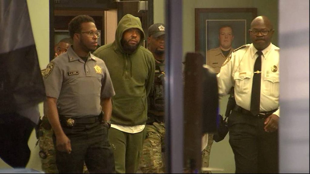 Ibu dari seorang pria yang dituduh membunuh rapper Atlanta Trouble berperan penting dalam penyerahannya, kata Sheriff — WSB-TV Channel 2