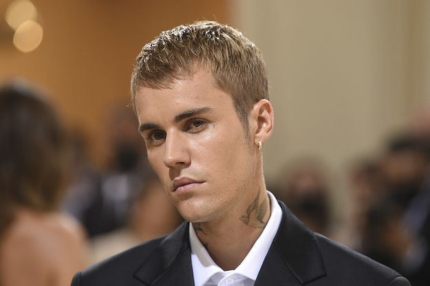 Justin Bieber mengatakan separuh wajahnya lumpuh, membatalkan pertunjukan