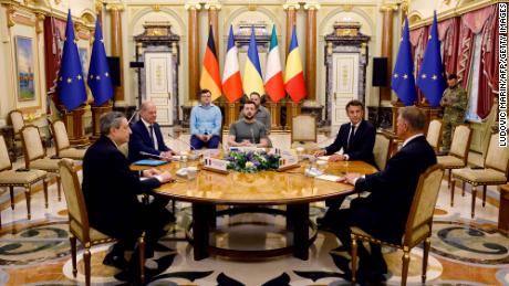 (Dari kiri) Perdana Menteri Italia Mario Draghi, Kanselir Jerman Olaf Scholz, Presiden Ukraina Volodymyr Zelensky, Presiden Prancis Emmanuel Macron dan Presiden Rumania Klaus Iohannis bertemu untuk sesi kerja di Istana Mariinsky di Kyiv pada 16 Juni 2022. 