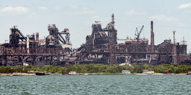 Kelompok mineral Azovstal, rusak selama pertempuran, terlihat dari pelabuhan laut Mariupol di Mariupol, Ukraina, Senin, 30 Mei.